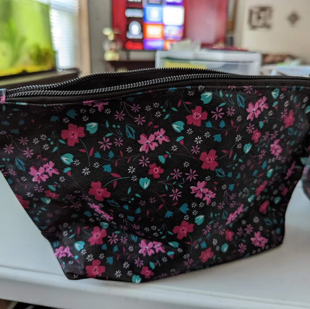 New very pretty overnight and makeup bags. Large 20x13-1/2   Big one only - Picture 3 of 3